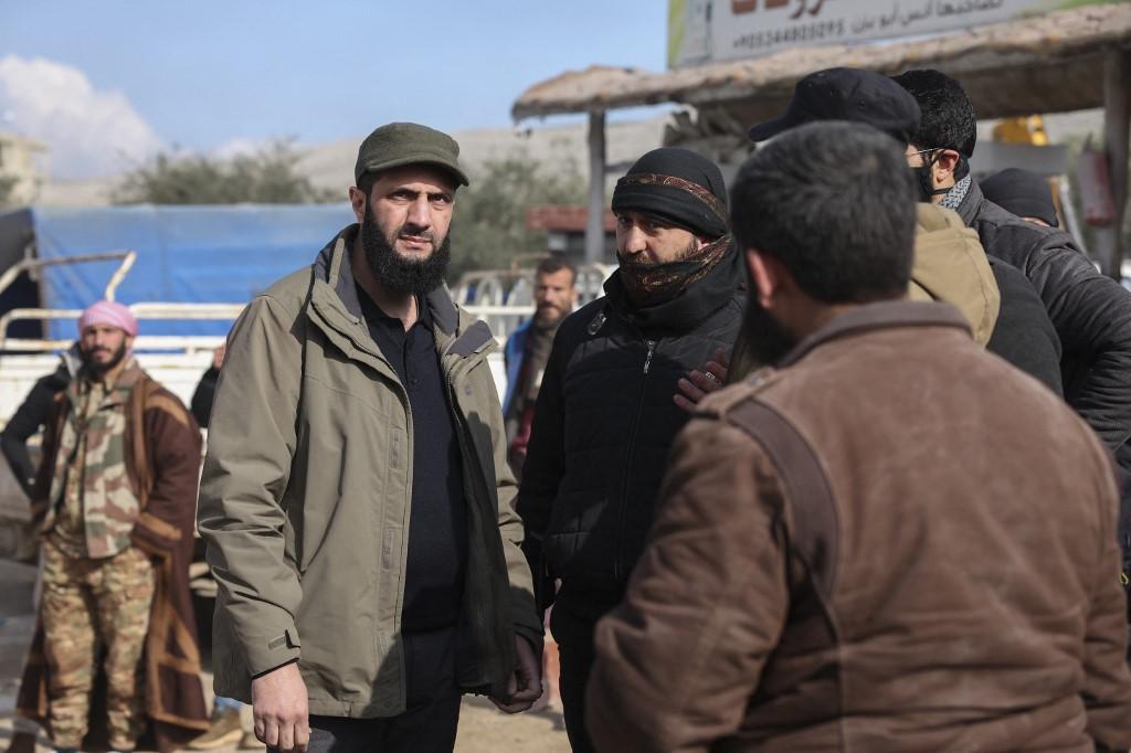 Abou Mohammad al-Jolani, ici en habits civils, lors d'une visite en 2023 dans un village sinistré de la région d'Idleb, après le tremblement de terre qui a notamment touché la Turquie et la Syrie. [AFP - OMAR HAJ KADOUR]