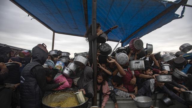 Distribution de nourriture à Khan Younès, dans la bande de Gaza, le  29 novembre 2024. [KEYSTONE - HAITHAM IMAD]