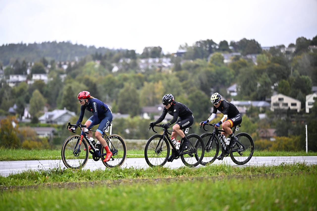 Caroline Baur (au centre) a fait partie de l'échappée durant 50km en compagnie de la Luxembourgeoise Nina Berton (à gauche) et de l'Espagnole Sara Martin. [IMAGO - JASPER JACOBS]