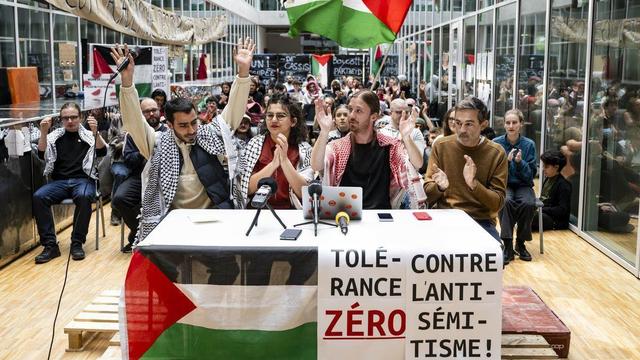 Une image prise lors d'une occupation par des étudiants pro-palestiniens d'une partie du batiment Géopolis de l'Unil le jeudi 9 mai 2024 à Lausanne. [Keystone - Jean-Christophe Bott]