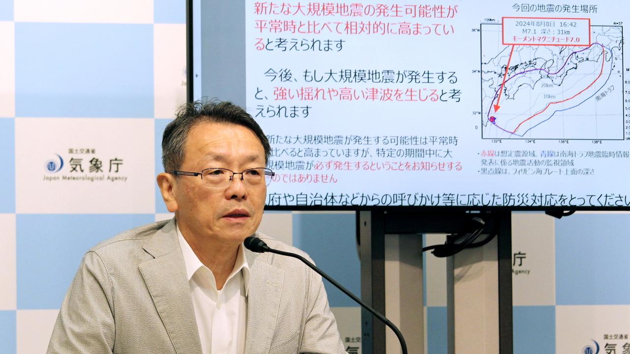 Naoshi Hirata, chef des spécialistes japonais des séismes, lors d'une conférence de presse. [Keystone/EPA - JIJI PRESS JAPAN OUT EDITORIAL USE ONLY]