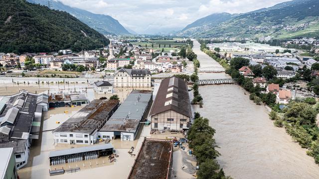 L'inondation causée par le Rhône en Valais force des familles à déménager à cause du risque d'effondrement. [Keystone - Olivier Maire]