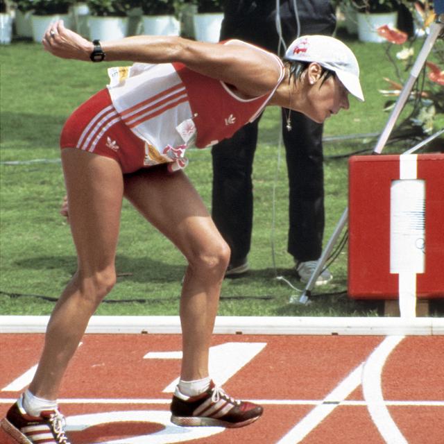 L'athlète suisse Gaby Andersen-Schiess est en train de franchir la ligne d'arrivée du premier marathon féminin moderne des Jeux Olympiques de Los Angeles en 1984. [Keystone/EPU - Str]