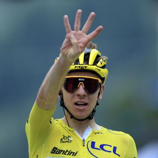 Tadej Pogacar a remporté la 19ème étape du Tour de France 2024 en montagne. [Keystone - EPA/GUILLAUME HORCAJUELO]