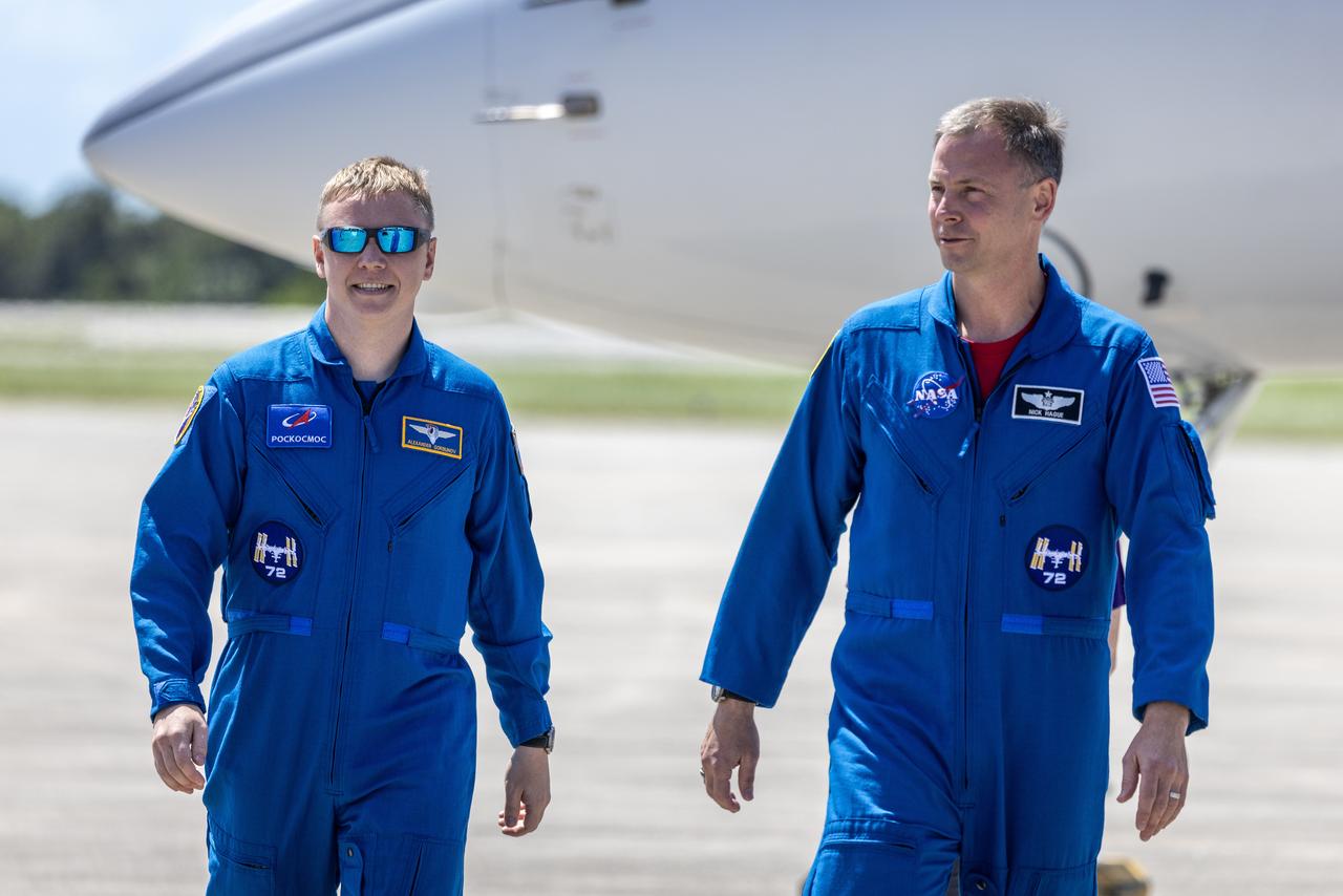 Les membres d'équipage de SpaceX Crew-9, l'astronaute de la NASA Nick Hague (droite) et le cosmonaute de Roscosmos Aleksandr Gorbunov (gauche), arrivent à l'installation de lancement et d'atterrissage du Centre spatial Kennedy de la NASA à Titusville, Floride, États-Unis, le 21 septembre 2024. [KEYSTONE - CRISTOBAL HERRERA-ULASHKEVICH]