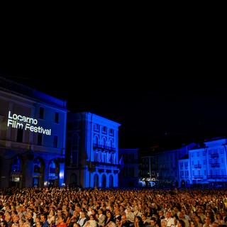 La projection du film "Le déluge" sur la Piazza Grande au 77e Festival du film de Locarno. [Keystone - Jean-Christophe Bott]