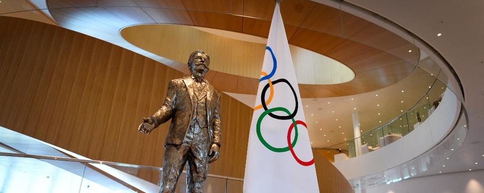 La statue du Baron Pierre de Coubertin à l'entrée des quartiers-généraux du CIO, à Lausanne, en mars 2020. [AFP - Fabrice Coffrini]