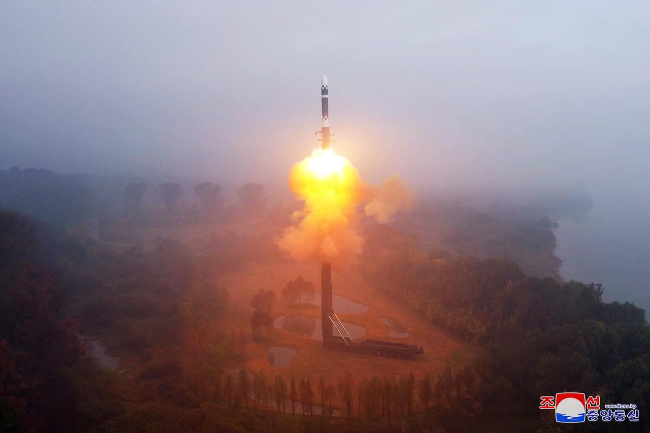 Photo publiée par l'agence de presse officielle de la Corée du Nord (KCNA) montrant un tir d'essai du dernier ICBM nord-coréen, Hwasongpho-19, dans un lieu non divulgué en Corée du Nord, le 31 octobre 2024. Ce missile balistique intercontinental (ICBM) aurait parcouru une distance de 1001 kilomètres pendant 86 minutes avant d'atterrir au large de la mer de l'Est de la Corée. [KEYSTONE/EPA - KCNA]