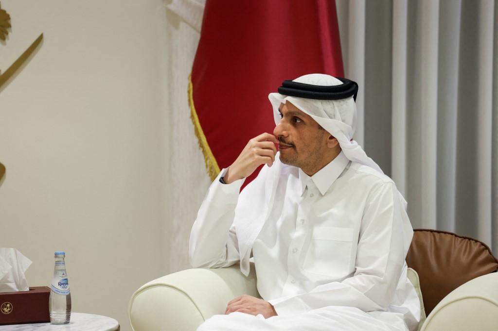 Le premier ministre du Qatar cheikh Mohammed ben Abdelrahmane Al-Thani a déclaré que Doha reconsidérait son rôle de médiateur dans la guerre dans la bande de Gaza. [Anadolu via AFP - MURAT GOK]