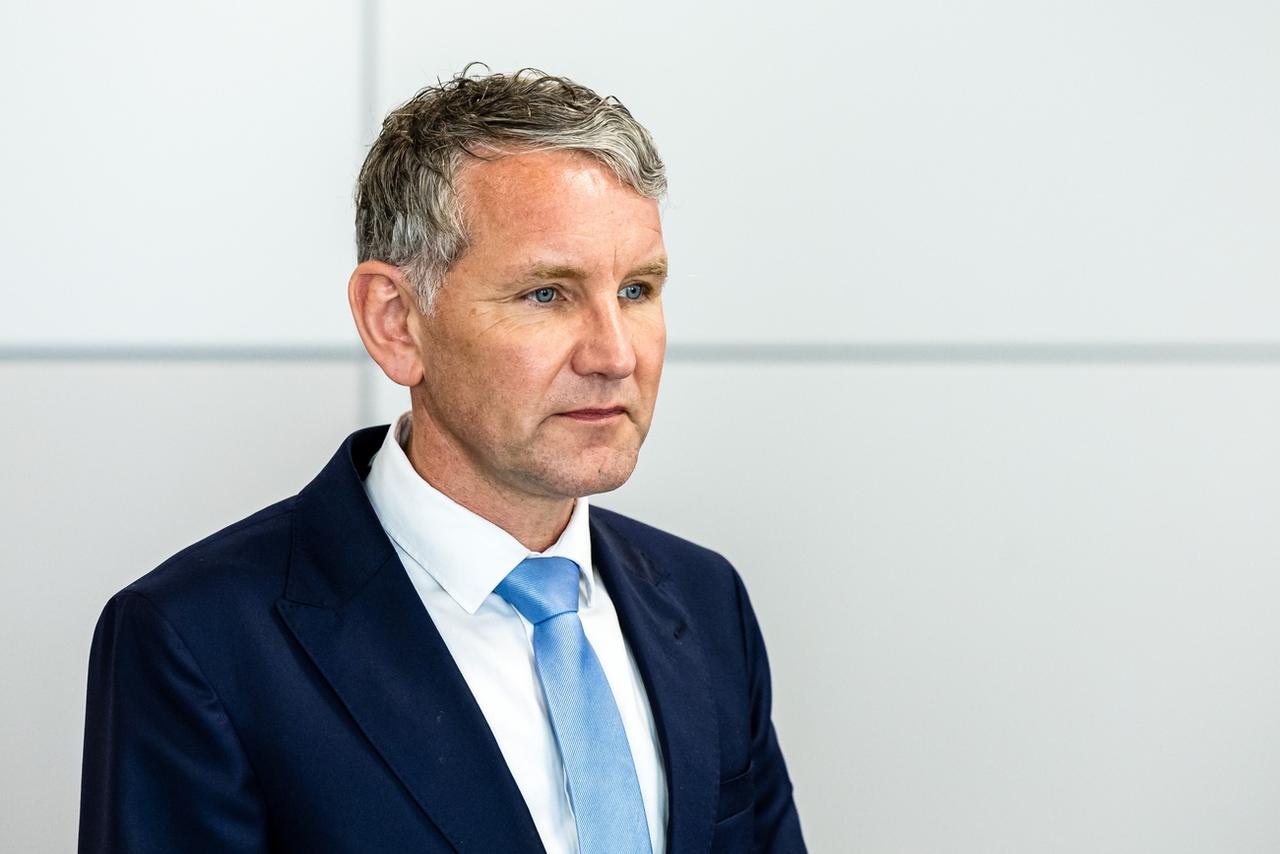 Björn Höcke, ancien professeur d'histoire et actuel dirigeant du parti d'extrême droite Alternative pour l'Allemagne (AfD) dans le Land de Thuringe, assiste au premier jour de son procès. [KEYSTONE - JENS SCHLUETER / POOL]