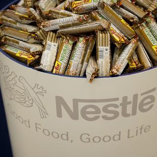 Nestlé a perdu quelques pourcents à la bourse suisse après son changement de direction. [Keystone - Jean-Christophe Bott]