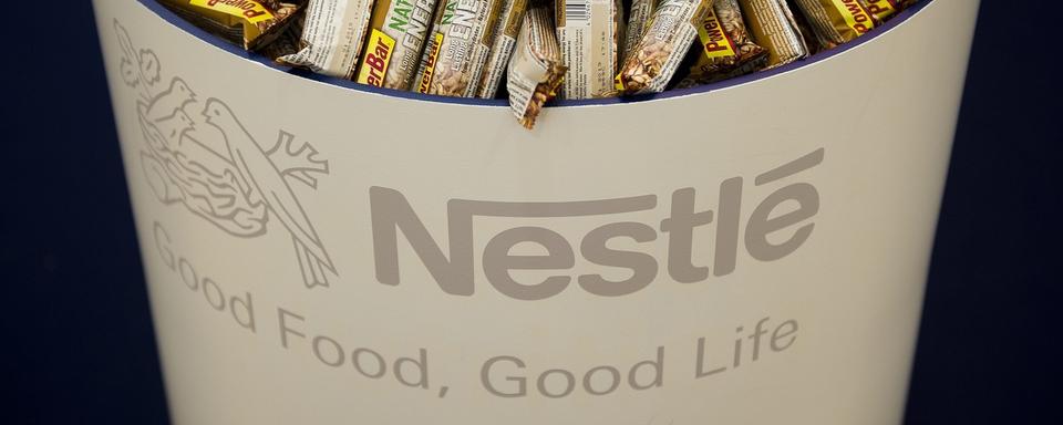 Nestlé a perdu quelques pourcents à la bourse suisse après son changement de direction. [Keystone - Jean-Christophe Bott]