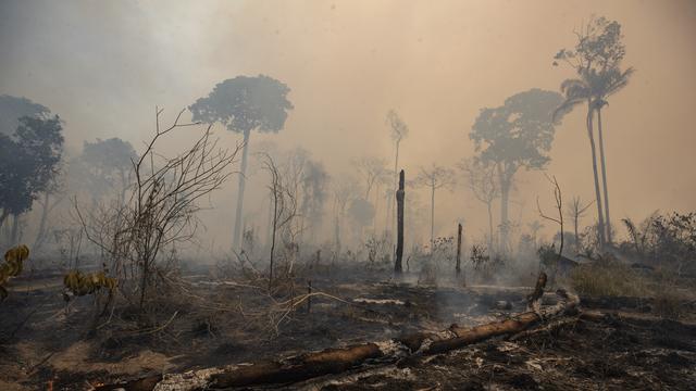 Un incendie consume des terres déboisées par des éleveurs de bétail près de Novo Progresso, dans l'État de Para, au Brésil, le dimanche 23 août 2020. [Keystone/AP Photo - André Penner]