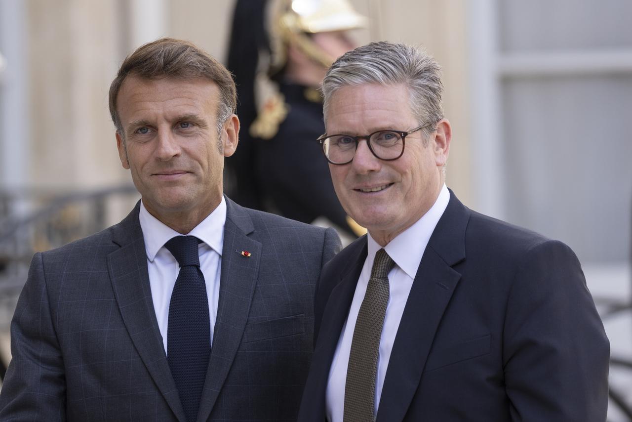 Le président français Emmanuel Macron pose avec le Premier ministre britannique Keir Starmer lors de sa visite au palais de l'Élysée à Paris, le 29 août 2024. [KEYSTONE - ANDRE PAIN]