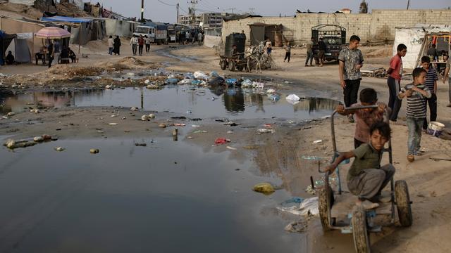 La population palestinienne assiégée de Gaza vit dans des conditions sanitaires très insalubres et dangereuses. [Keystone/EPA - Haitham Imad]