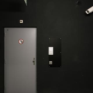Un porte fermée donnant accès à la pièce d'un serveur d'une entreprise de cybersécurité [Keystone - Christian Beutler]