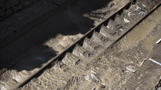 Plus de gravats que prévu à Brienz (BE), ligne ferroviaire impactée. [KEYSTONE - PETER KLAUNZER]