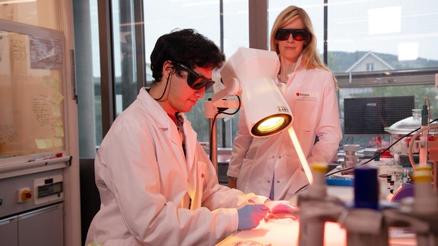 Oscar Cipolato et Inge Herrmann soudent des plaies avec une pâte de nanoparticules et de la lumière dans le laboratoire "Particles-Biology Interac-tions" de l'EMPA à Saint-Gall. [EMPA]