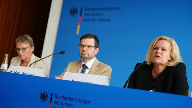 La ministre de l'Intéreure Nancy Faeser (droite), le ministre de la justice Marco Buschmann (centre) et la Secrétaire d'Etat au ministère de l'Economie Anja Hajduk (gauche). [KEYSTONE/DPA - Kay Nietfeld]