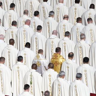 Prêtres et évêque à l'ouverture du Synode, Vatican, le 2 octobre 2024. (Bonne version) [AFP - © Massimo Valicchia / NurPhoto]