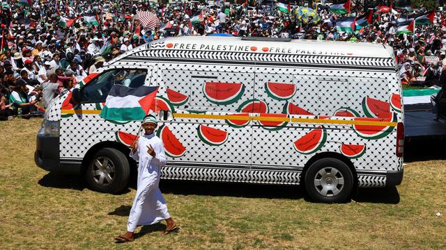 Le symbole de la pastèque est utilisé dans les manifestations pro-palestiniennes du monde entier, comme ici au Cap (Afrique du Sud) en janvier 2024. [REUTERS - ESA ALEXANDER]