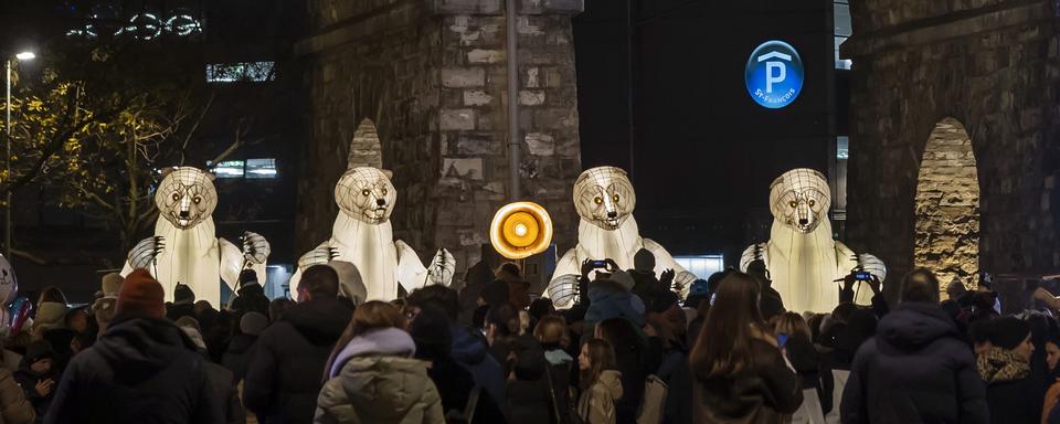 La compagnie française "Remue Ménage" performe "Gueules d'Ours" durant la 10e édition de Bô Noël à Lausanne, le 28 décembre 2024. [Keystone - Salvatore Di Nolfi]