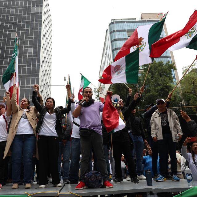 Des manifestants opposés à la réforme du système judiciaire mexicain devant le Sénat à Mexico City. [Keystone/EPA - Sà¡shenka Gutiérrez]