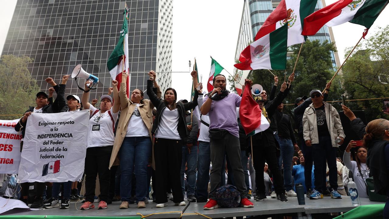 Des manifestants opposés à la réforme du système judiciaire mexicain devant le Sénat à Mexico City. [Keystone/EPA - Sà¡shenka Gutiérrez]