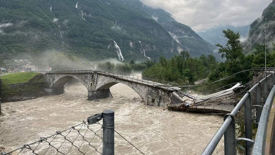 Le haut de la Vallée de la Maggia est actuellement isolée après l'effondrement du pont de Visletto à Cevio. [RSI Info]