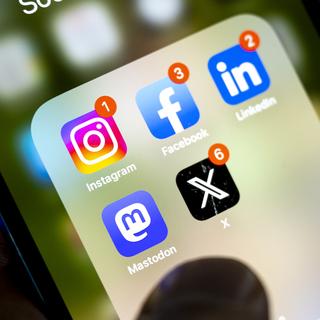 A smartphone with the APP of social networks Instagram, Facebook, Linkedin, Mastodon and X is pictured in Lausanne, Switzerland, Tuesday, September 12, 2023. [KEYSTONE - Laurent Gillieron]