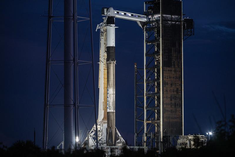 Le lanceur Falcon 9 avec à son sommet la capsule Dragon sur le pas de tir 39A du Kennedy Space Center, en Floride. [Polaris Program - John Kraus]