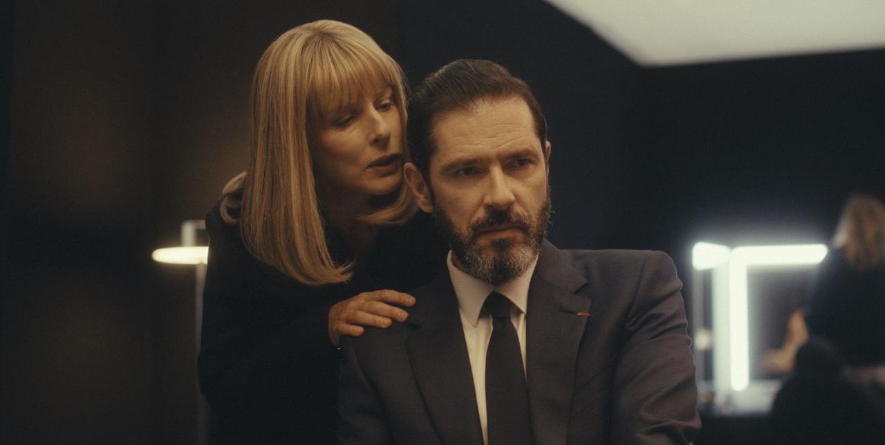 Marie-France Trémeau (Karin Viard) et Paul Francoeur (Melvil Poupaud) dans la série "Dans l'ombre", 2024. [Deuxième Ligne Films/Elzévir Films/France télévisions]