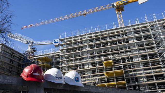 Unia et Syna fustigent une baisse du pouvoir d'achat des travailleurs et travailleuses du secteur de la construction. [Keystone - Martial Trezzini]