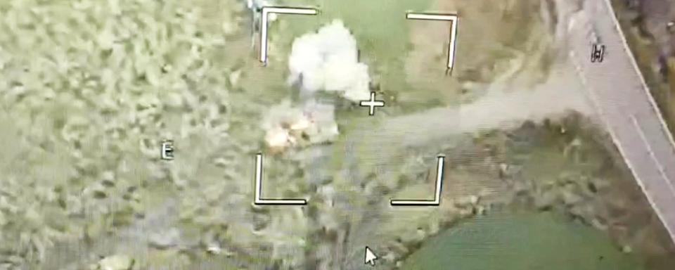 Une image satellite du tir d'un drone russe sur un véhicule blindé ukrainien vers Kursk. [Keystone - SPUTNIK]