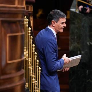 Face aux inondations en Espagne, Pedro Sanchez défend son équipe et charge l'opposition. [Keystone]