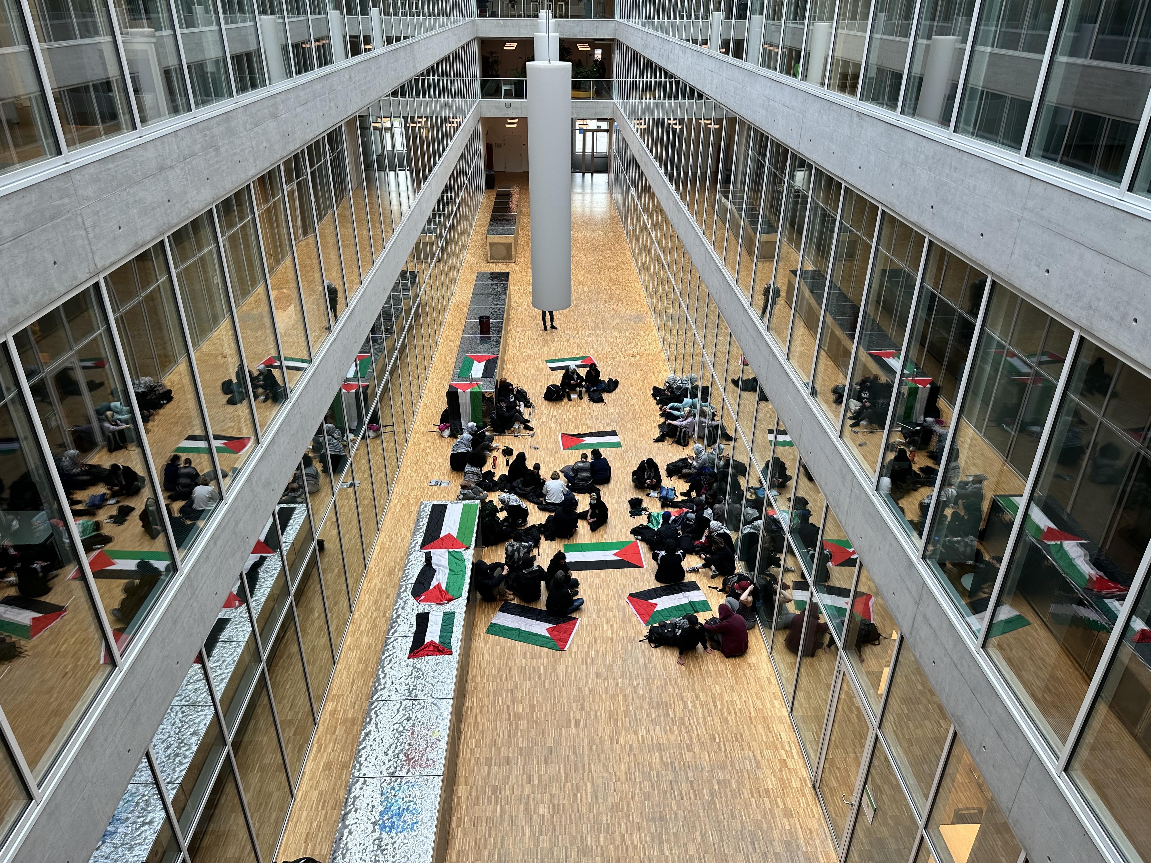 Des activistes pro-palestiniens occupent le hall d'un bâtiment de l'Université de Lausanne. [RTS - Robin Baudraz]