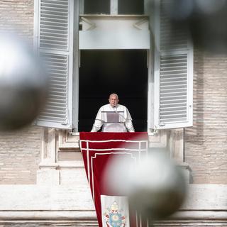 Le pape François pendant la prière Angélus sur la place St-Pierre au Vatican le 1er janvier. [Keystone/EPA - Giuseppe Lami]