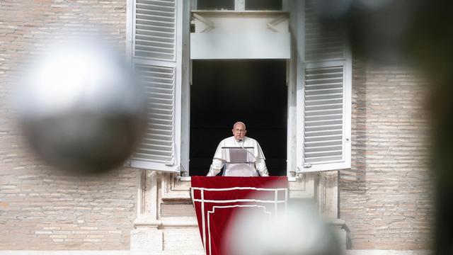 Le pape François pendant la prière Angélus sur la place St-Pierre au Vatican le 1er janvier. [Keystone/EPA - Giuseppe Lami]