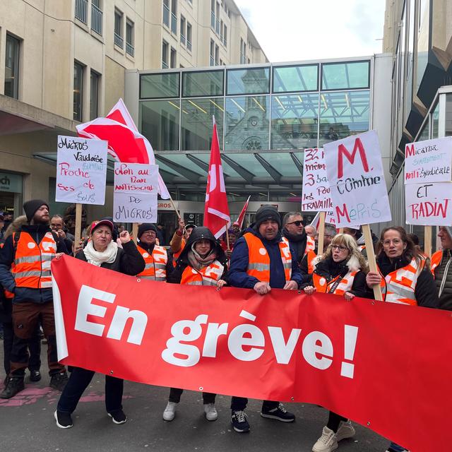 Les employés de Micarna sont en grève au centre-ville de Lausanne. [RTS - Céline Tzaud]