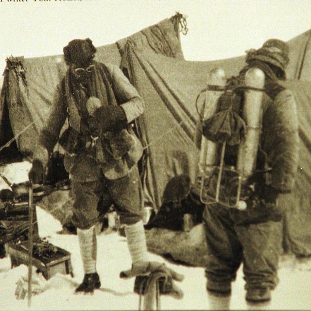 Cette photographie est considérée comme la dernière des deux alpinistes britanniques George Mallory et Andrew Irvine, alors qu'ils se préparent à gravir l'Everest. [Keystone]