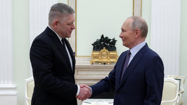 Le président russe Vladimir Poutine serre la main du Premier ministre slovaque Robert Fico lors de leur rencontre au Kremlin à Moscou, le 22 décembre 2024. [KEYSTONE - GAVRIIL GRIGOROV/SPUTNIK/KREMLIN]