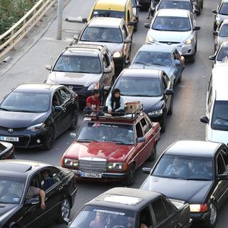 Des citoyens libanais sur l'autoroute menant à Beyrouth. [Keystone - AP Photo/Mohammed Zaatari]