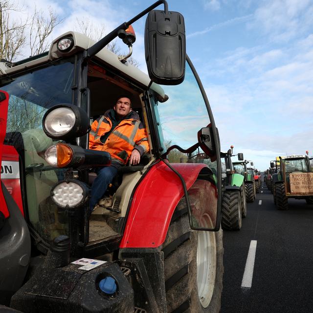 Un agriculteur dans son tracteur, alors que les paysans de tout le pays protestent contre les pressions sur les prix, les taxes et ou encore la réglementation verte. [reuters - Yves Herman]