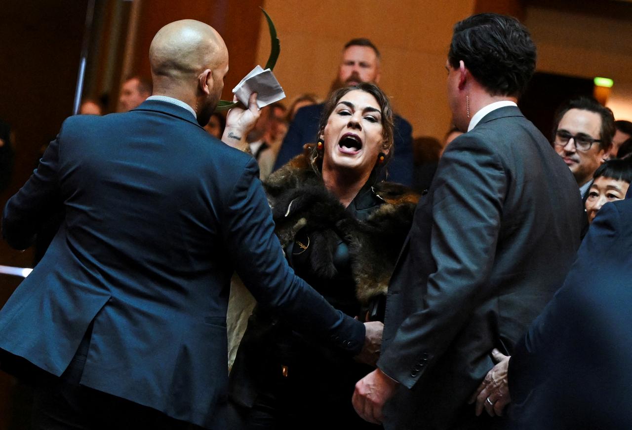 La sénatrice australienne Lidia Thorpe proteste alors que le roi Charles III et la reine Camilla assistent à une réception parlementaire à Canberra, le 21 octobre 2024. [via REUTERS - Victoria Jones]