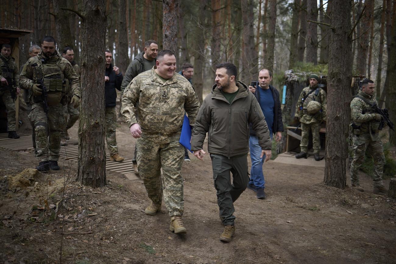 Le président ukrainien Volodymyr Zelensky, lors d'une visite de ses troupes sur le terrain en mars 2024. [KEYSTONE - PRESIDENTIAL PRESS SERVICE HANDO]