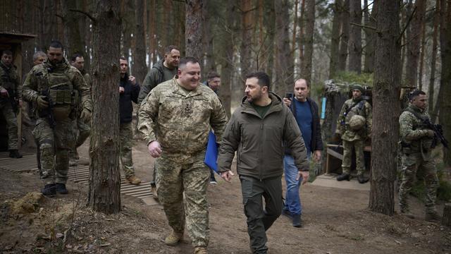 Le président ukrainien Volodymyr Zelensky, lors d'une visite de ses troupes sur le terrain en mars 2024. [KEYSTONE - PRESIDENTIAL PRESS SERVICE HANDO]