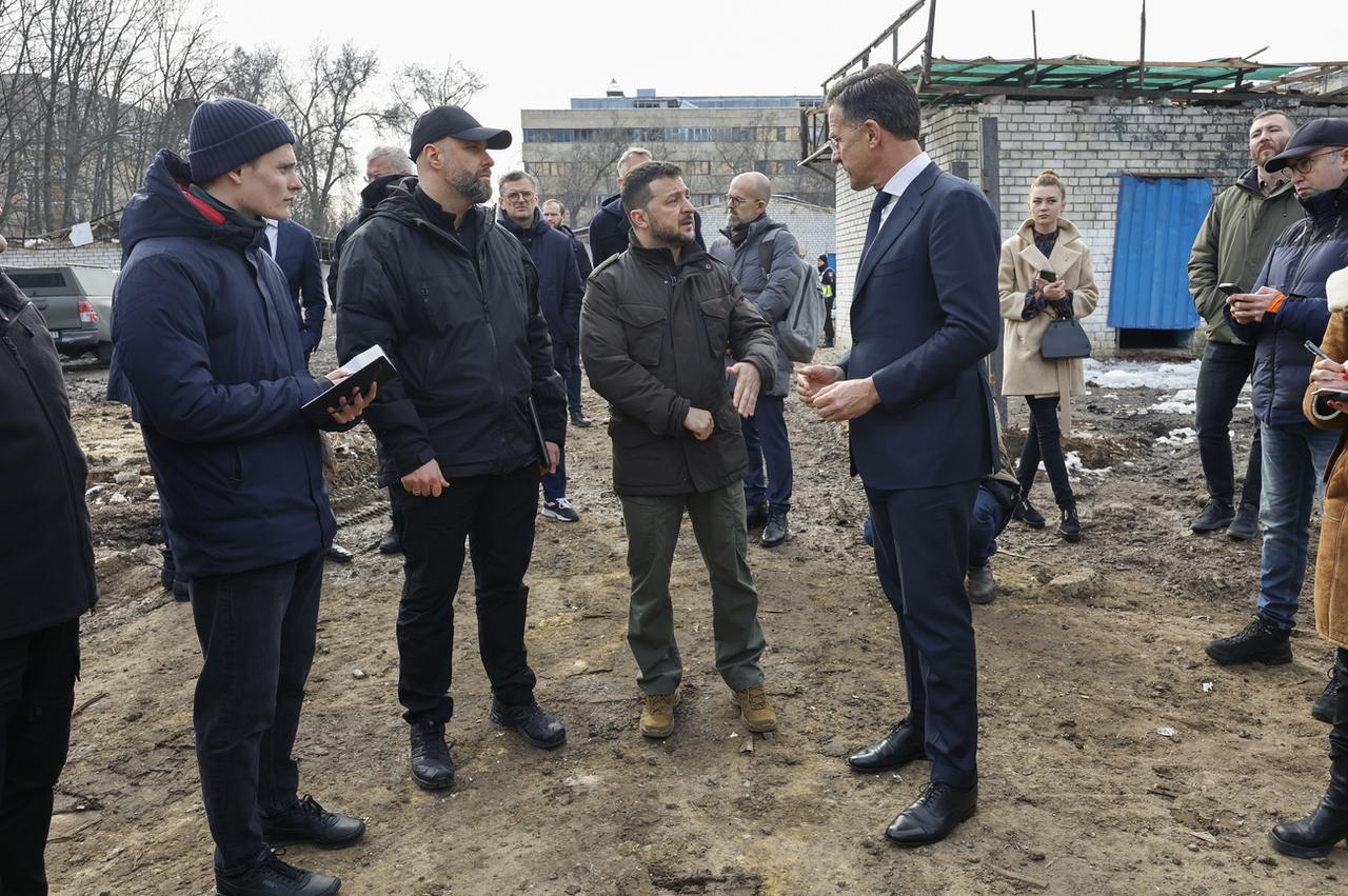 Le Premier ministre néerlandais et le président ukrainien en visite à Kharkiv, le 1er mars 2024 [Keystone - Sergey Kozlov]