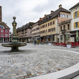 Une vue de la place du Marche après rénovation le mardi 10 septembre 2024 a La Chaux-de-Fonds. [Keystone - Jean-Christophe Bott]