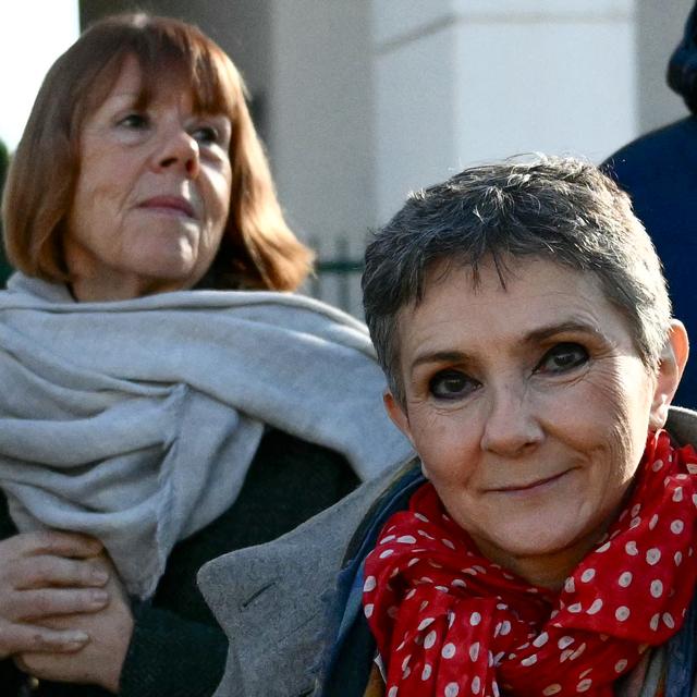 Gisèle Pelicot (G), plaignante dans le procès des viols collectifs en série orchestrés par son ex-mari, et Béatrice Zavarro, l'avocate (D) de Dominique Pelicot. [AFP - Christophe Simon]