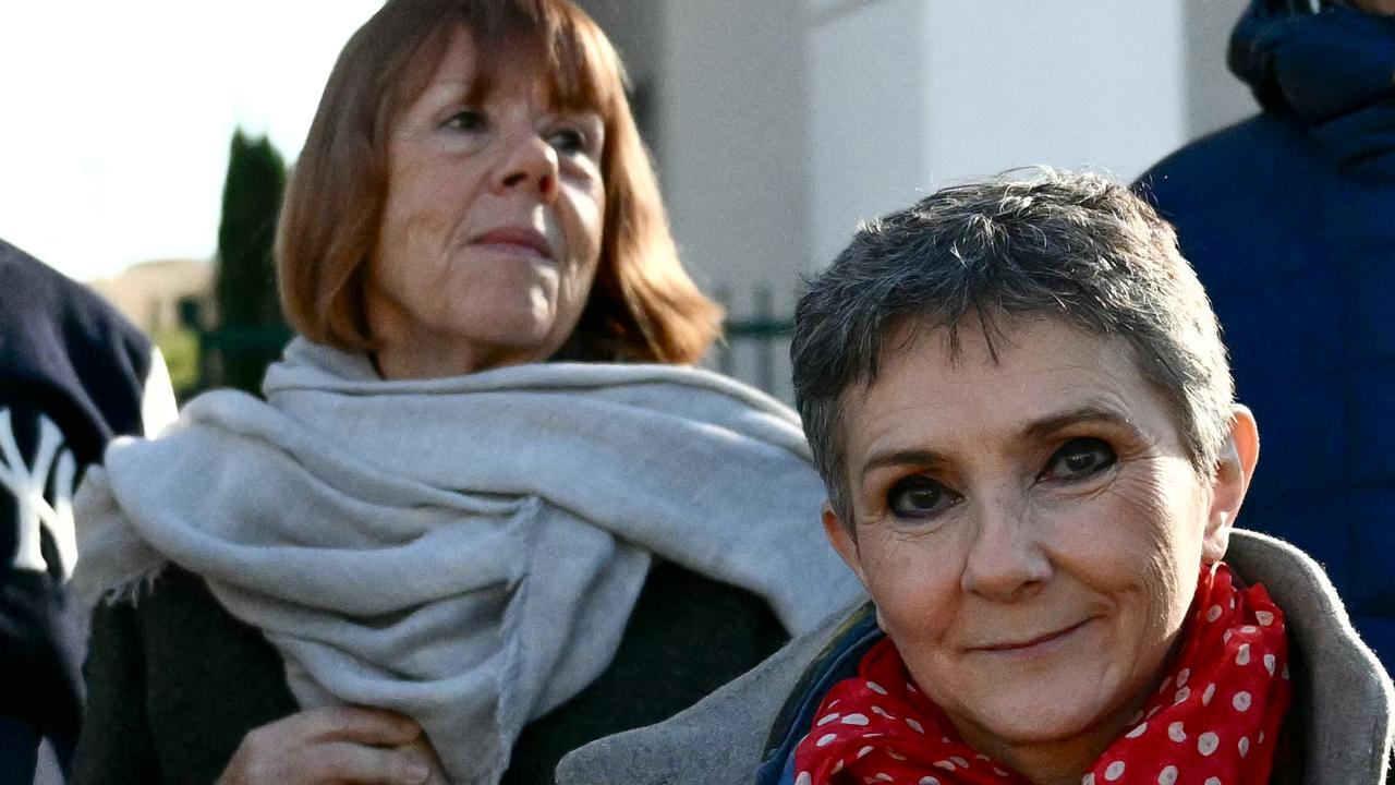 Gisèle Pelicot (G), plaignante dans le procès des viols collectifs en série orchestrés par son ex-mari, et Béatrice Zavarro, l'avocate (D) de Dominique Pelicot. [AFP - Christophe Simon]